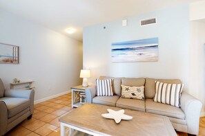 TV, DVD player, offices - Sunny condo with Gulf views & pool & hot tub - great location near beach (Panama City Beach)
