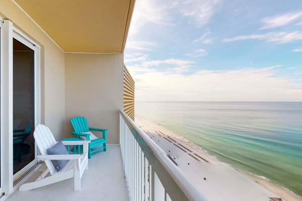 Property grounds - Deluxe condo with Gulf view, heated pool & balcony (Panama City Beach)
