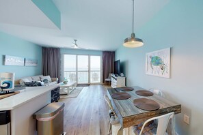 TV, offices - Deluxe condo with Gulf view, heated pool & balcony (Panama City Beach)