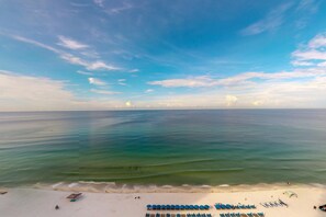 On the beach - Deluxe condo with Gulf view, heated pool & balcony (Panama City Beach)
