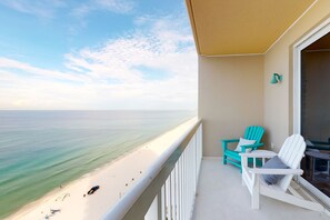 Property grounds - Deluxe condo with Gulf view, heated pool & balcony (Panama City Beach)