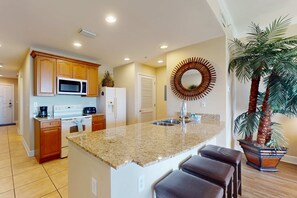 Geladeira, micro-ondas, fogão, cooktop