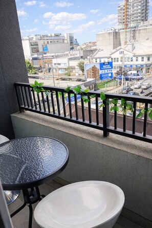 Outdoor dining - Central and modern apartment in Temuco.Cowork/gym/lavandería entrance by Safecard. (Cautin)