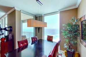 Dining - Stunning corner-condo with panoramic views, wraparound deck & beach access (Panama City Beach)