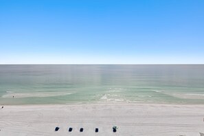 On the beach - Beachfront Condo with Private Balcony - Shared Pools, Hot Tub, & Fitness Room (Destin)