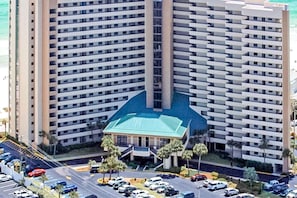 Un hôtel de grande hauteur, reconnaissable à son toit bleu distinctif et à ses nombreux balcons.