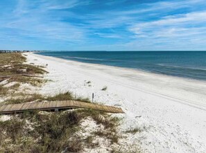 Beach nearby - Spacious new-build home near beach & bay with on-site pool,pickleball (Port St. Joe)