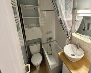 Hair dryer - Mezzanine Spa Stay for 4 (La Bourboule)