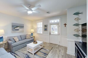TV, DVD player, offices - Family-Friendly Home with Shared Hot Tub - Beach Access 1 Mile Away (Port St. Joe)