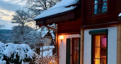 Chalet 'Ladolcevital im Tiroler Holzhaus' mit Talblick & privater Sonnenterasse am Waldrand