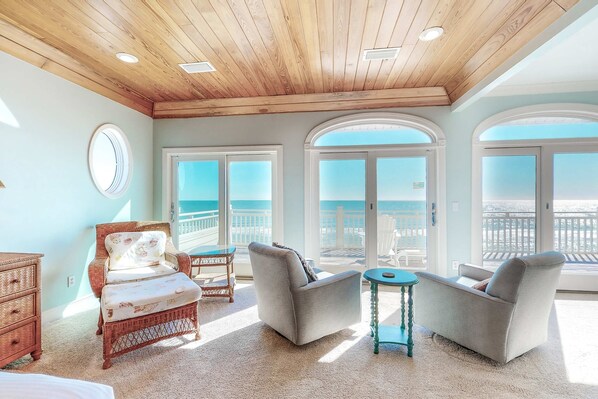 TV - Beachfront home with a porch, washer/dryer, outdoor shower, & AC (St. George Island)