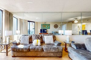 TV, DVD player, offices - 4th floor cozy condo w/multiple pools, splash pad, and on-site restaurant (Destin)