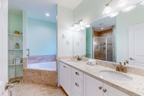 Shower, hair dryer, towels - Gorgeous coastal home w/ full kitchen & screened-in porch - close to the beach (Mexico Beach)