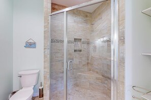 Dusche, Haartrockner, Handtücher