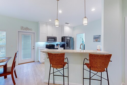 Gorgeous coastal home w/ full kitchen & screened-in porch - close to the beach