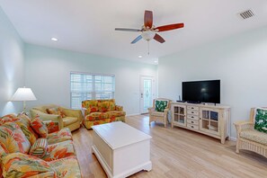 TV, DVD player, stereo, offices - Gorgeous coastal home w/ full kitchen & screened-in porch - close to the beach (Mexico Beach)