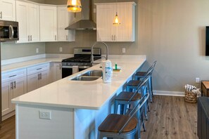 Fridge, microwave, oven, stovetop - Dog-friendly duplex with a balcony, washer/dryer, & AC - close to the ocean (Port St. Joe)