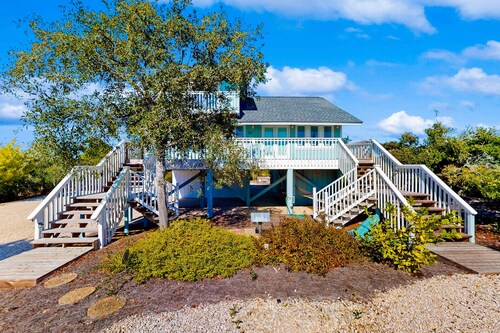 Coastal hideaway with a hot tub, outdoor shower, firepit, & deck - dog-friendly