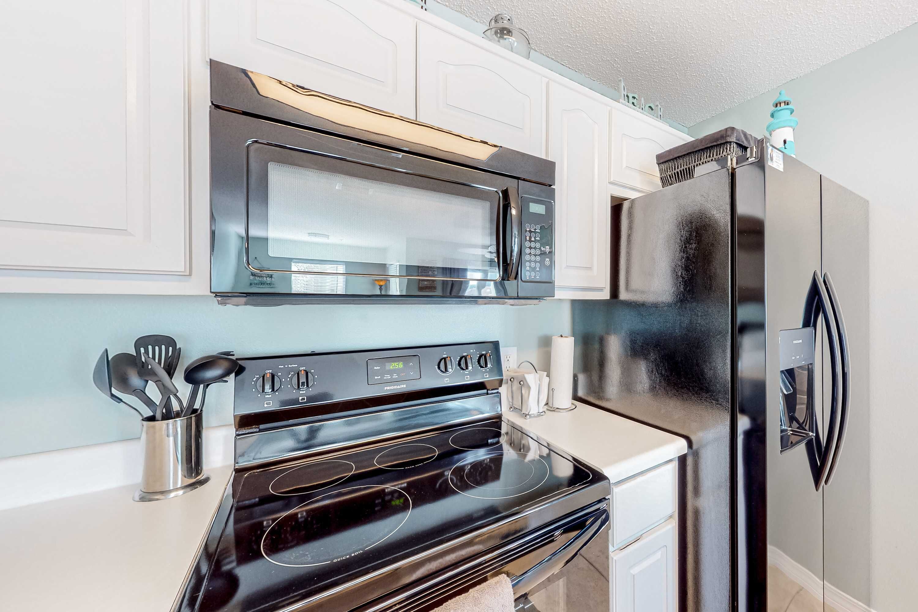 Refrigerador, microondas, horno y parrilla de estufa 