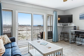 TV, offices - Lovely condo with shared pool, washer&dryer, high-speed WiFi, and central AC (Navarre Beach)