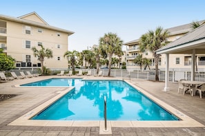 Pool - Lovely condo with shared pool, washer&dryer, high-speed WiFi, and central AC (Navarre Beach)