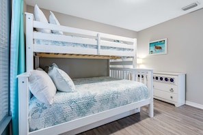 2 bedrooms, WiFi, bed sheets - Lovely condo with shared pool, washer&dryer, high-speed WiFi, and central AC (Navarre Beach)
