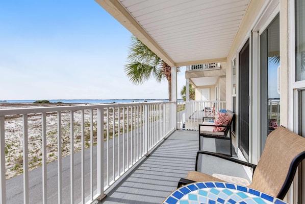 Terrace/patio - Lovely condo with shared pool, washer&dryer, high-speed WiFi, and central AC (Navarre Beach)
