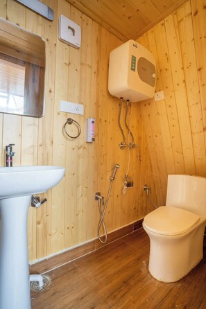 Luxury Room, Mountain View | Bathroom | Shower, free toiletries, hair dryer, slippers