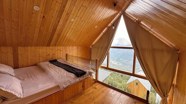 خزنة داخل الغرفة وستائر تعتيم وتجهيزات عازلة للصوت ومكواة/لوح كي