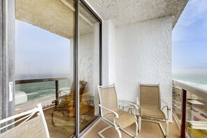 Property grounds - Cozy beachfront condo with shared pool and easy beach access (Miramar Beach)