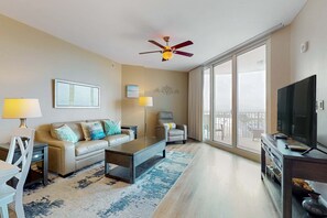 TV, offices - Cozy coastal condo with shared pool, lazy river and beach access (Destin)