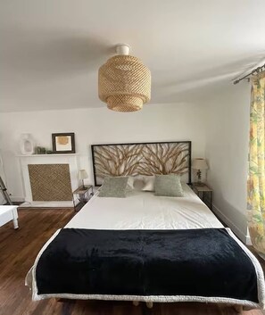 1 bedroom, free WiFi - French Countryside Retreat with Jacuzzi (Plouasne)
