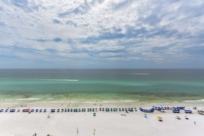 On the beach - Open & airy 11th-floor condo - close to dining (Destin)