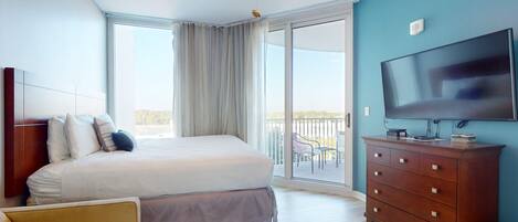 Tabla de planchar con plancha, wifi y ropa de cama