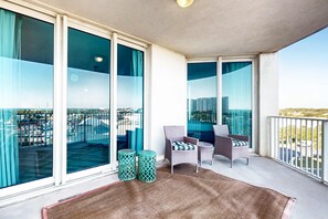 Terrace/patio - Beachy condo with furnished balconies, WiFi, AC, w/d, shared pool, and hot tub (Destin)