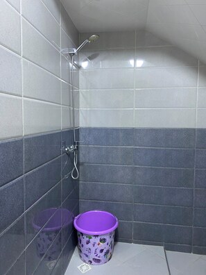 Ducha, toallas, jabón y papel higiénico