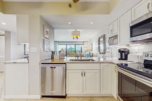 Fridge, microwave, oven, stovetop - Emerald Towers 102 (Destin)