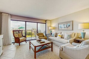 TV, DVD player, offices - Emerald Towers 102 (Destin)