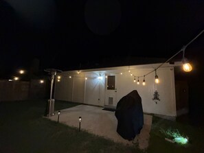 Exterior - Clean and cozy 4BR, Near Theme Parks & Shopping! (San Antonio)