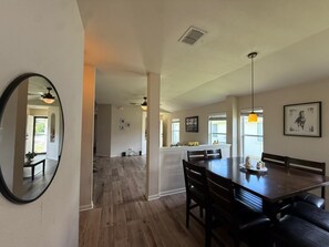 Dining - Clean and cozy 4BR, Near Theme Parks & Shopping! (San Antonio)