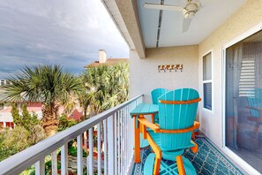 Property grounds - Gulf view condo with pool, balcony, full kitchen, nautical theme, W/D, & AC (Destin)