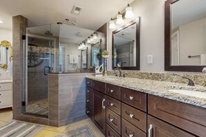 Shower, hair dryer, towels - Gorgeous & cozy beachfront condo with pool & beach access (Destin)
