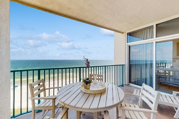 Outdoor dining - Gorgeous & cozy beachfront condo with pool & beach access (Destin)
