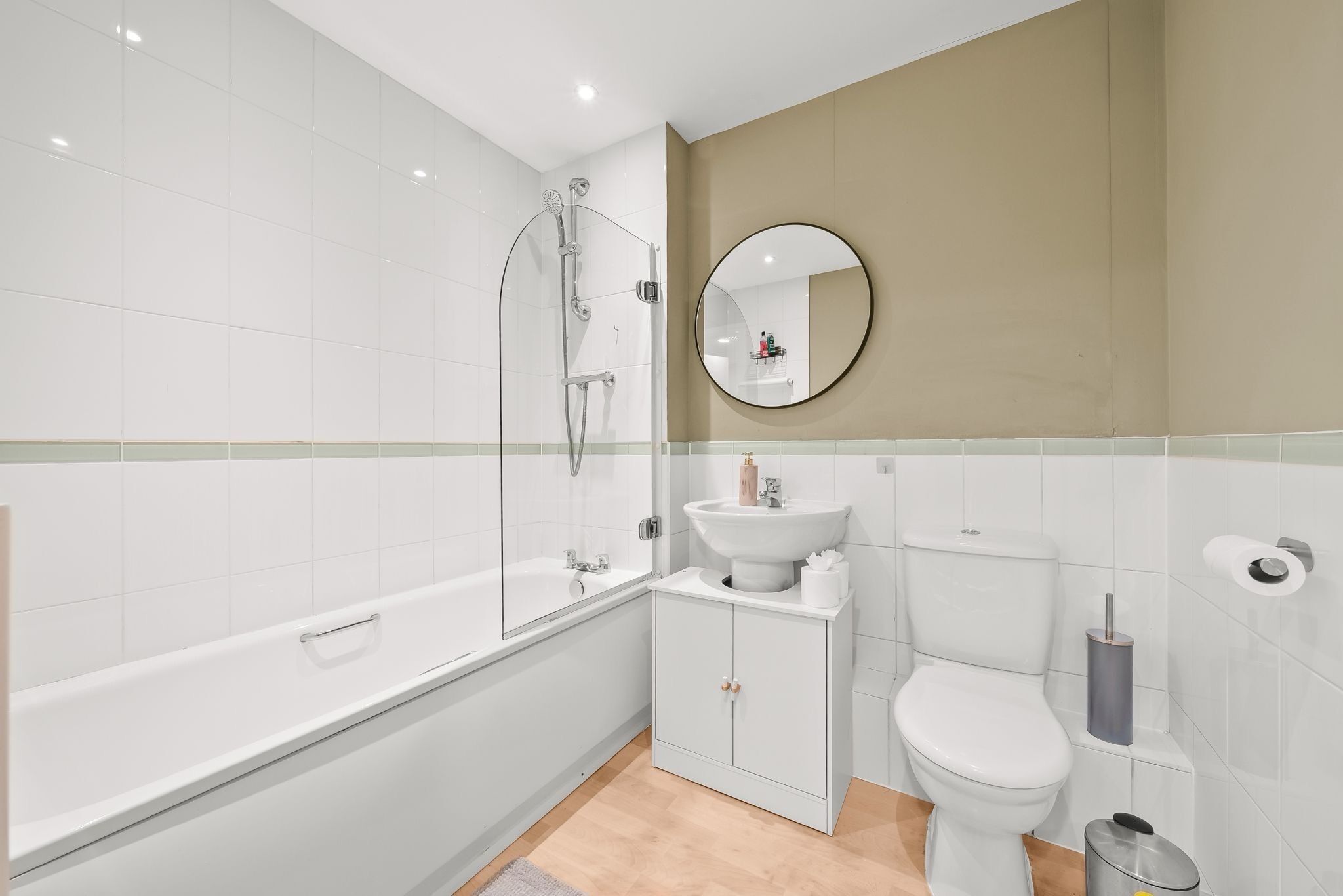 Un baño moderno con bañera, lavamanos, inodoro y ducha.
