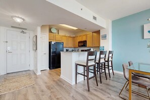 Dining - Resort condo with amazing pool, hot tub, tennis, fitness center & Wifi (Destin)