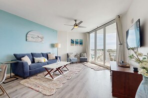 TV, DVD player, offices - Resort condo with amazing pool, hot tub, tennis, fitness center & Wifi (Destin)