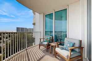 Property grounds - Resort condo with amazing pool, hot tub, tennis, fitness center & Wifi (Destin)