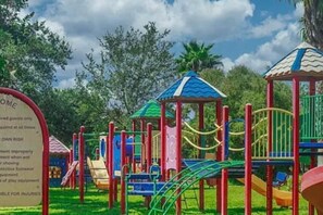 Children’s area - Snowbird-friendly condo with pool, hot tub, splash area, tennis, restaurant, gym (Destin)