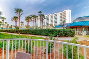 Property grounds - Snowbird-friendly condo with pool, hot tub, splash area, tennis, restaurant, gym (Destin)