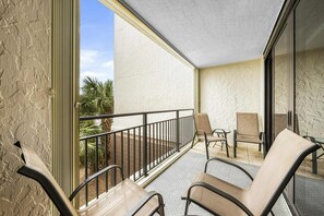 Terrace/patio - Cozy coastal condo with shared pool, tennis court, and beach access (Destin)